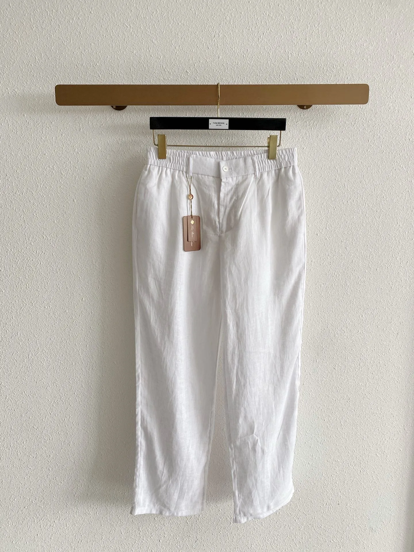 Loro Piana selects natural linen fabrics, which are breathable and sweat-wicking, with a rustic texture, making the upper body light and cool. Loose straight-leg pants with an elasticated waist design, which is highly tolerant to your body shape. Simple, relaxed and casual style, available in multiple colors, suitable for daily life and light commuting, creating a casual and advanced look for men. Sizes:S-4XL